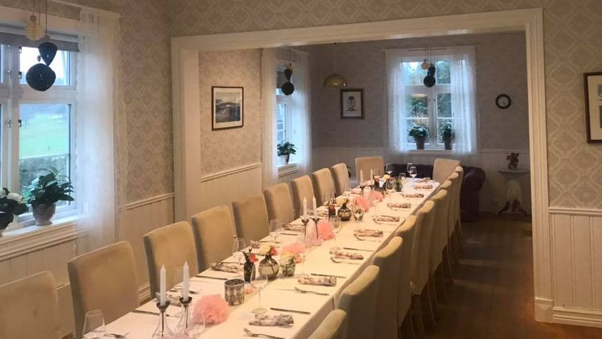 Langbord i flotte lokaler dekorert med rosa pynt